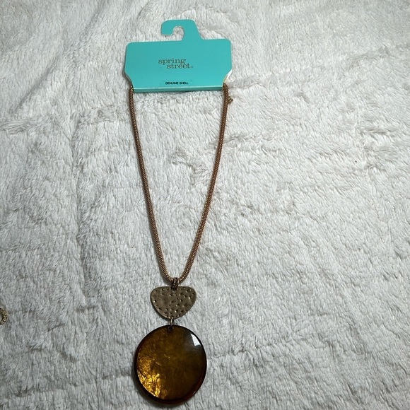 Stein Mart Spring Street Genuine Shell Gold Tone Necklace NEW - Picture 1 of 11